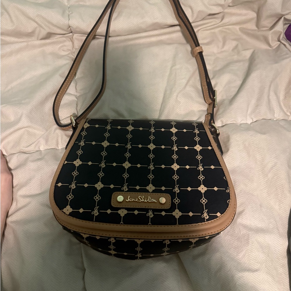 British Elegant Black and Tan Crossbody Bag